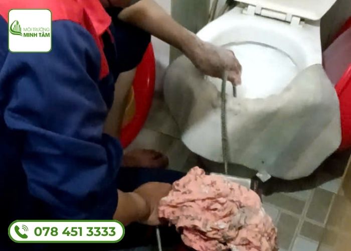 Thông tắc bồn cầu tại Thái Bình - Uy tín, giá rẻ 299K 14 Thông tắc bồn cầu tại Thái Bình Môi Trường Minh Tâm (2)