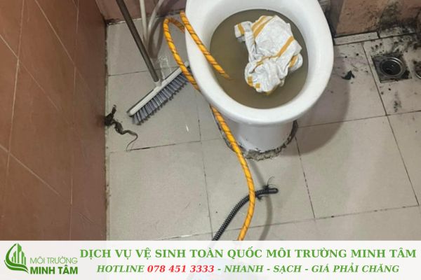 Thông tắc bồn cầu tại Mê Linh – Dịch vụ uy tín, giá rẻ, có mặt sau 15 phút! 9 Vì sao bồn cầu thường xuyên bị tắc ở Mê Linh