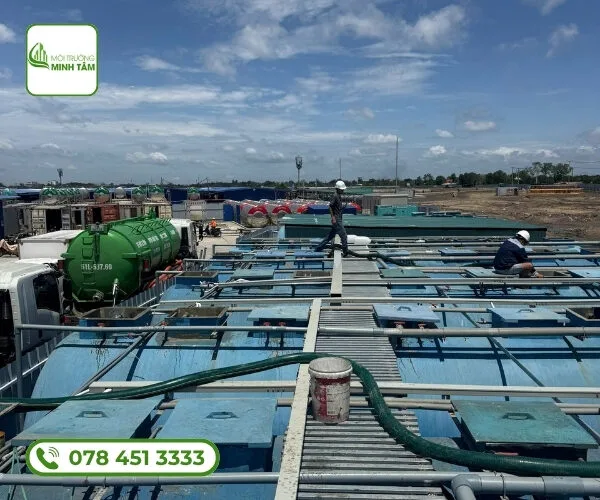 Hút hầm cầu tại Bến Cát – Hút sạch tận gốc, BH lên đến 5 năm 11 hut-ham-cau-tai-ben-cat (11)