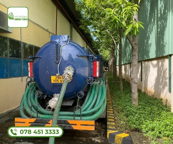Hút hầm cầu tại Bến Cát – Hút sạch tận gốc, BH lên đến 5 năm 8 hut-ham-cau-tai-ben-cat (2)