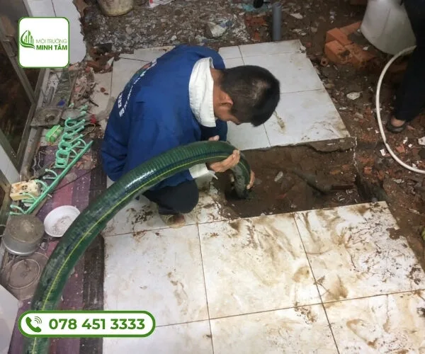 Hút hầm cầu tại Bến Cát – Hút sạch tận gốc, BH lên đến 5 năm 13 hut-ham-cau-tai-ben-cat (8)