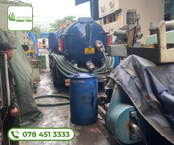 Hút hầm cầu tại Thủ Dầu Một – Xử lý sạch triệt để,BH 5 năm 12 hut-ham-cau-tai-thu-dau-mot (9)