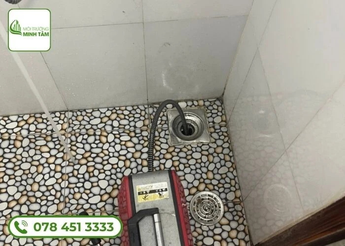 Thông cống nghẹt tại Dầu Tiếng – Minh Tâm kiểm tra đường ống trước khi xử lý 23 thong-cong-nghet-tai-dau-tieng (11)