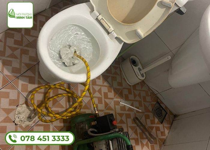 Dịch vụ thông bồn cầu nghẹt tại Bến Cát - Môi Trường Minh Tâm (2)