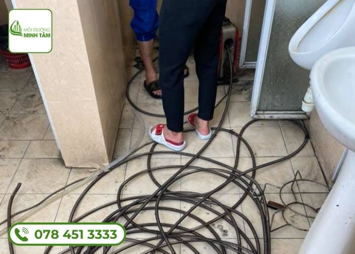Dịch vụ thông bồn cầu nghẹt tại Bến Lức - Môi Trường Minh Tâm (3)