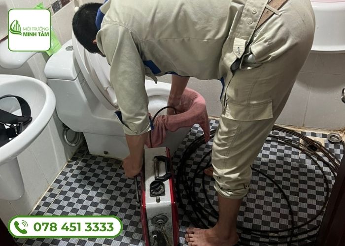 Dịch vụ thông bồn cầu nghẹt tại Châu Thành - Môi Trường Minh Tâm (4)