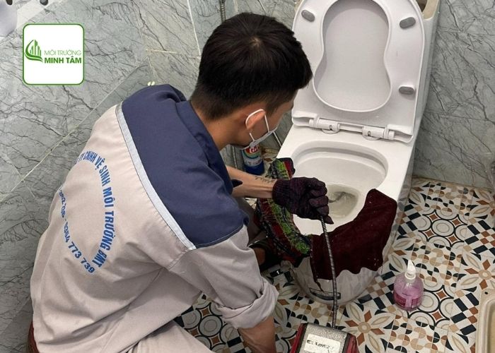 Dịch vụ thông bồn cầu nghẹt tại Đức Hòa - Môi Trường Minh Tâm (4)