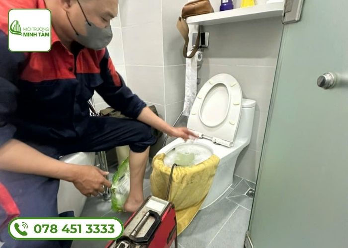 Dịch vụ thông bồn cầu nghẹt tại Long Khánh - Môi Trường Minh Tâm (4)