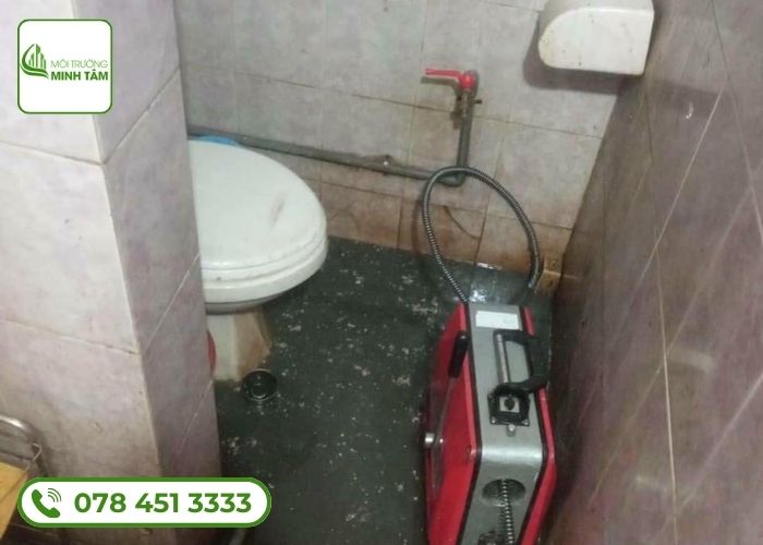 Dịch vụ thông bồn cầu nghẹt tại Long Thành - Môi Trường Minh Tâm (4)