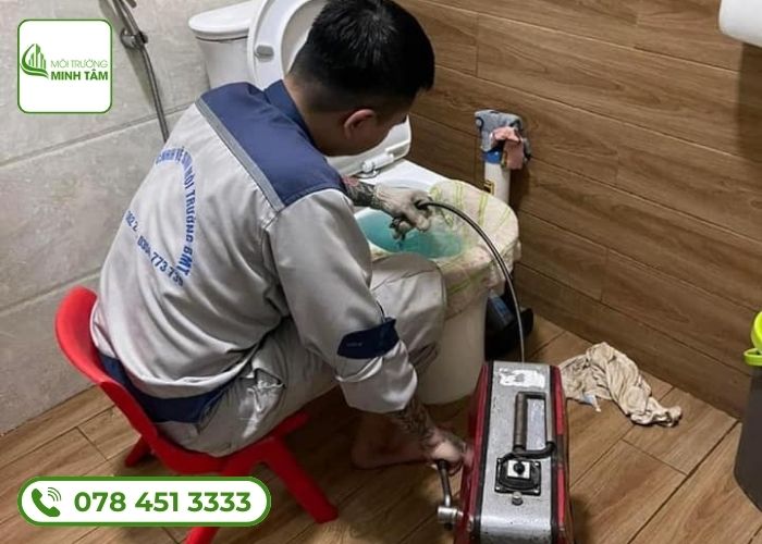 Dịch vụ thông bồn cầu nghẹt tại Phú Giáo - Môi Trường Minh Tâm (4)