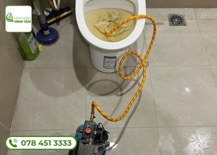 Dịch vụ thông bồn cầu nghẹt tại Tân An - Môi Trường Minh Tâm (2)