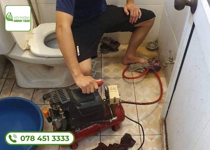 Dịch vụ thông bồn cầu nghẹt tại Tân Thạnh - Môi Trường Minh Tâm (3)