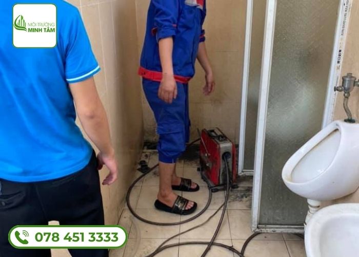 Dịch vụ thông bồn cầu nghẹt tại Thủ Dầu Một - Môi Trường Minh Tâm (2)