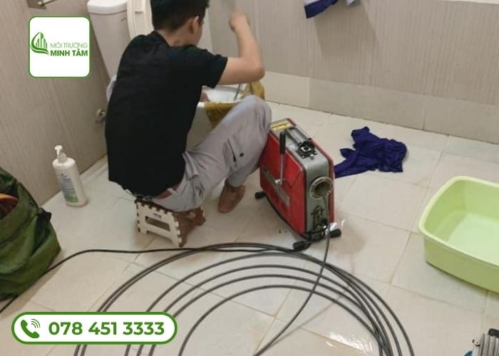 Dịch vụ thông bồn cầu nghẹt tại Thủ Dầu Một - Môi Trường Minh Tâm (3)