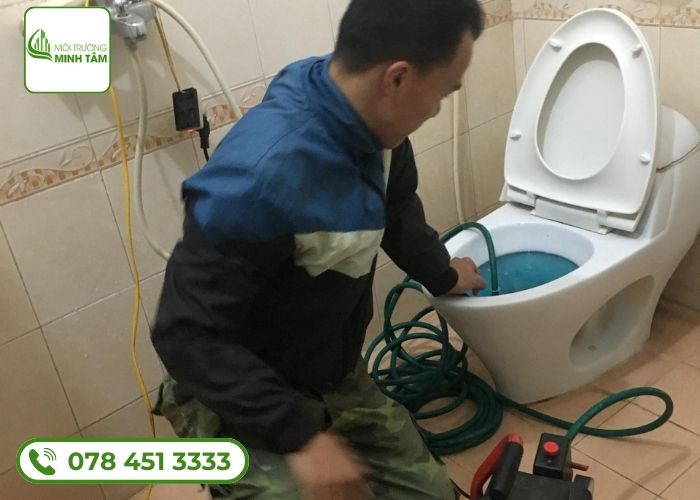 Dịch vụ thông bồn cầu nghẹt tại Thủ Dầu Một - Môi Trường Minh Tâm (5)