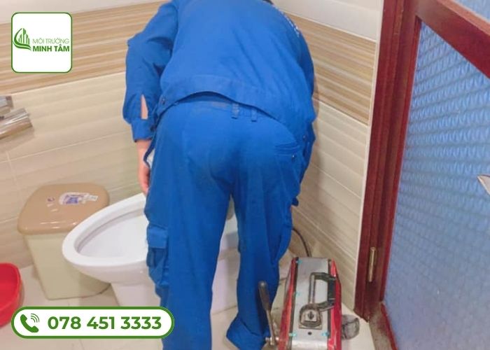 Dịch vụ thông bồn cầu nghẹt tại Thủ Thừa - Môi Trường Minh Tâm (3)