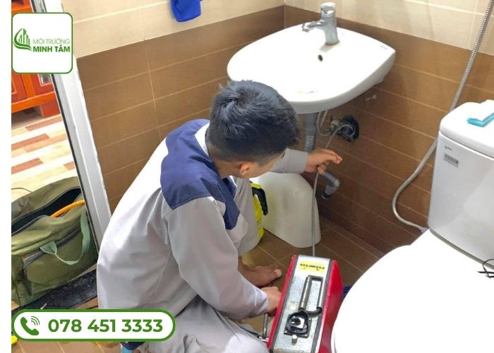 Dịch vụ thông bồn cầu nghẹt tại Thủ Thừa - Môi Trường Minh Tâm (5)