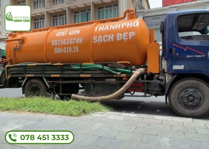 Kỹ thuật viên tại Minh Tâm được đào tạo chuyên sâu, có kinh nghiệm nhiều năm trong việc xử lý hầm cầu đầy