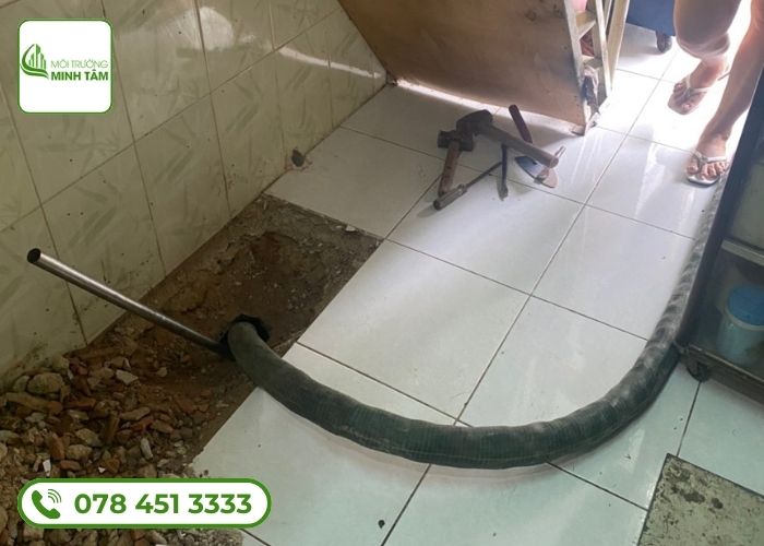 Kỹ thuật viên của Minh Tâm đều được đào tạo bài bản về vận hành thiết bị hút hầm cầu, xử lý chất thải và an toàn lao động