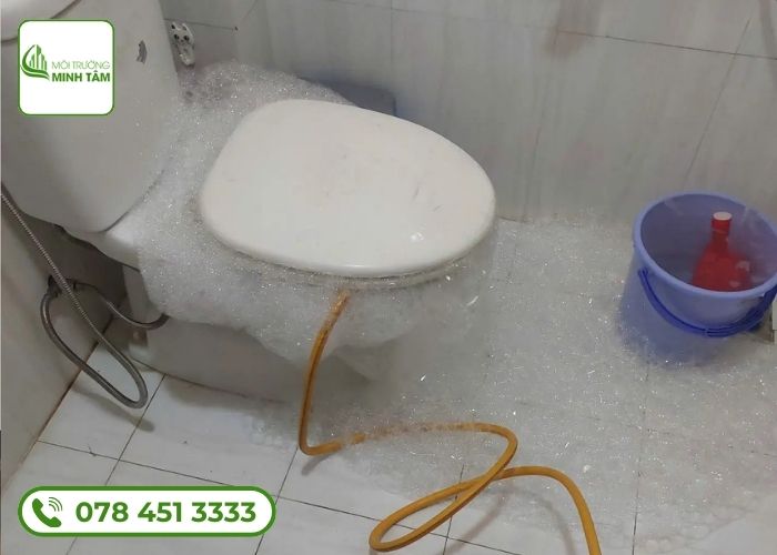 Dịch vụ thông bồn cầu nghẹt tại Bù Đốp – Môi Trường Minh Tâm
