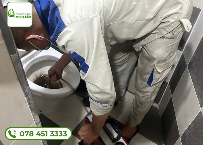 Thông bồn cầu nghẹt tại Chợ Mới