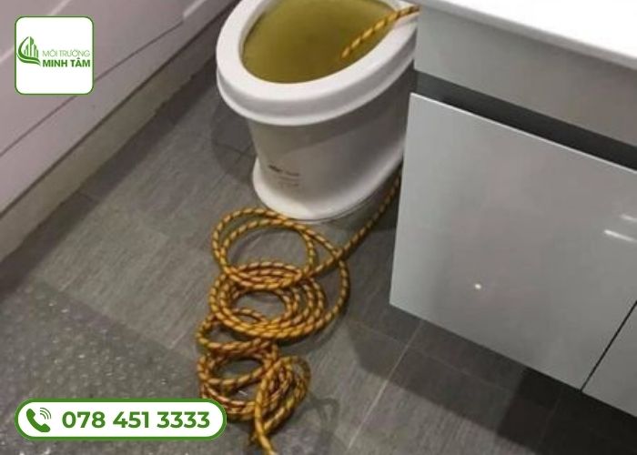 Dịch vụ thông bồn cầu nghẹt tại Đồng Phú – Môi Trường Minh Tâm