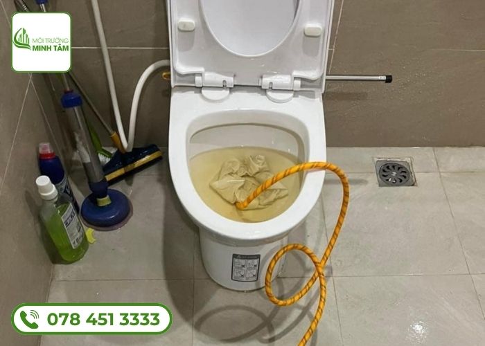 Dịch vụ thông bồn cầu nghẹt tại Đồng Xoài – Môi Trường Minh Tâm