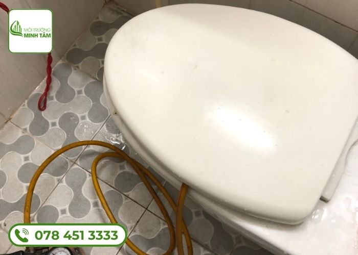 Dịch vụ thông bồn cầu nghẹt tại Hớn Quản – Môi Trường Minh Tâm