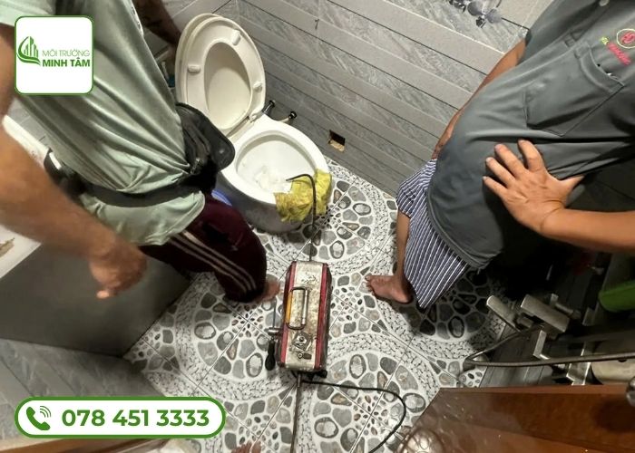 Dịch vụ thông bồn cầu nghẹt tại Hớn Quản – Môi Trường Minh Tâm