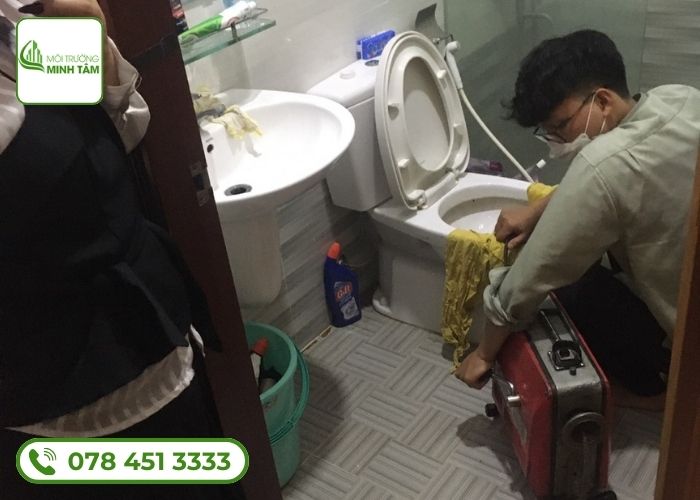 thông bồn cầu nghẹt tại Can Lộc-2