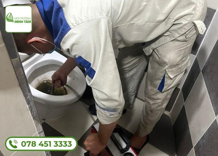 thông bồn cầu nghẹt tại Cồn Cỏ-1