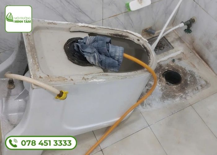 thông bồn cầu nghẹt tại Kỳ Anh-3