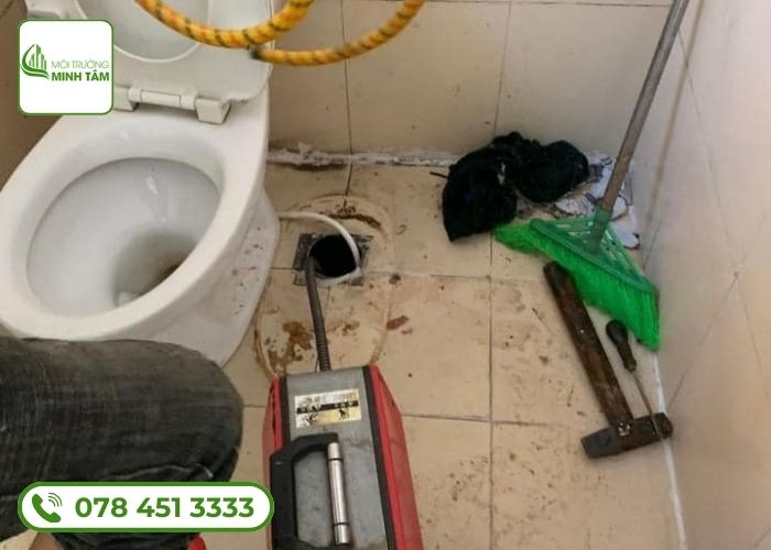 thông bồn cầu nghẹt tại Kon Plông-2