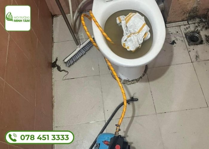 thông bồn cầu nghẹt tại Tu Mơ Rông-2