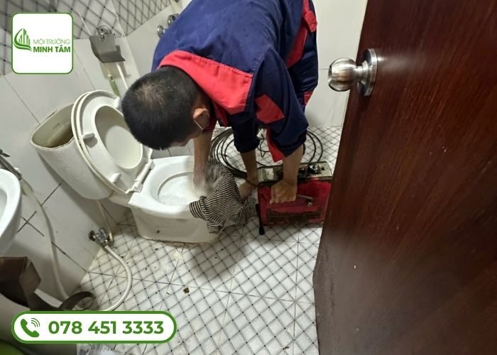 Thông bồn cầu nghẹt phường Bến Nghé, Quận 1 - Đảm bảo sạch, giá ưu đãi 9 thong-bon-cau-nghet-phuong-ben-nghe (2)