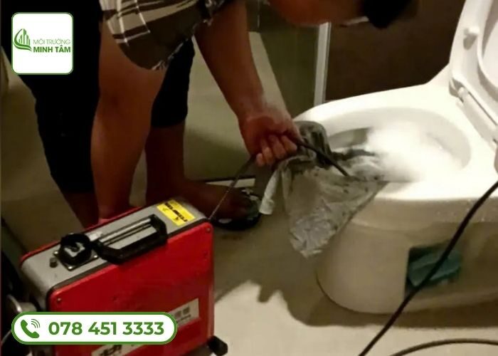 Thông bồn cầu nghẹt phường Nguyễn Cư Trinh, Quận 1 – Báo giá trước, bảo hành lâu dài 10 thong-bon-cau-nghet-phuong-nguyen-cu-trinh (2)