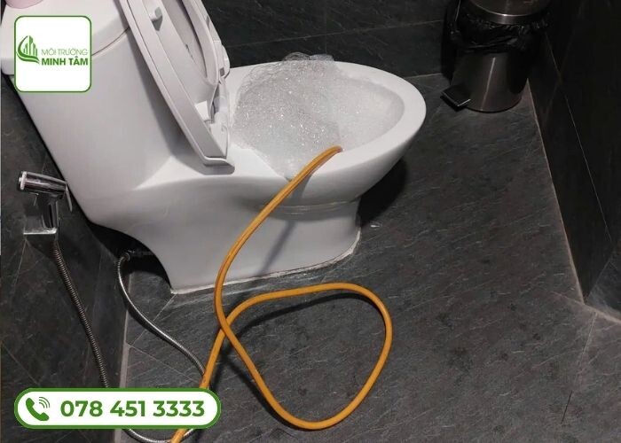 Thông bồn cầu nghẹt phường Long Trường, Quận Thủ Đức – Thợ tới 15 phút 16 thong-bon-cau-nghet-phuong-long-truong (4)